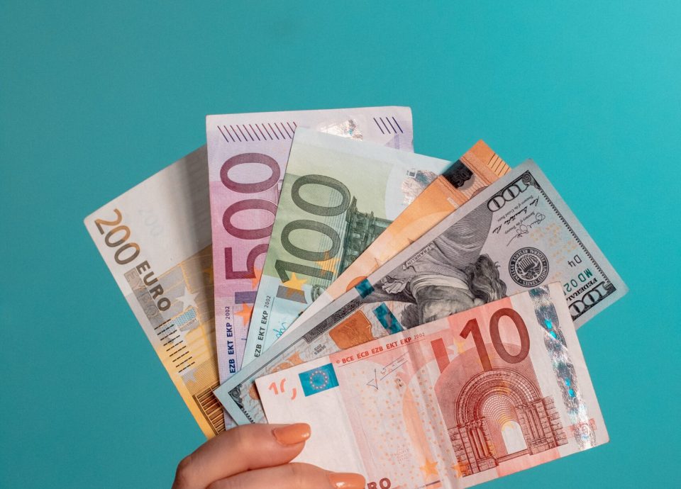 Banknoty Euro w dłoni - wskazówki dotyczące zwrotu podatku z Niemiec