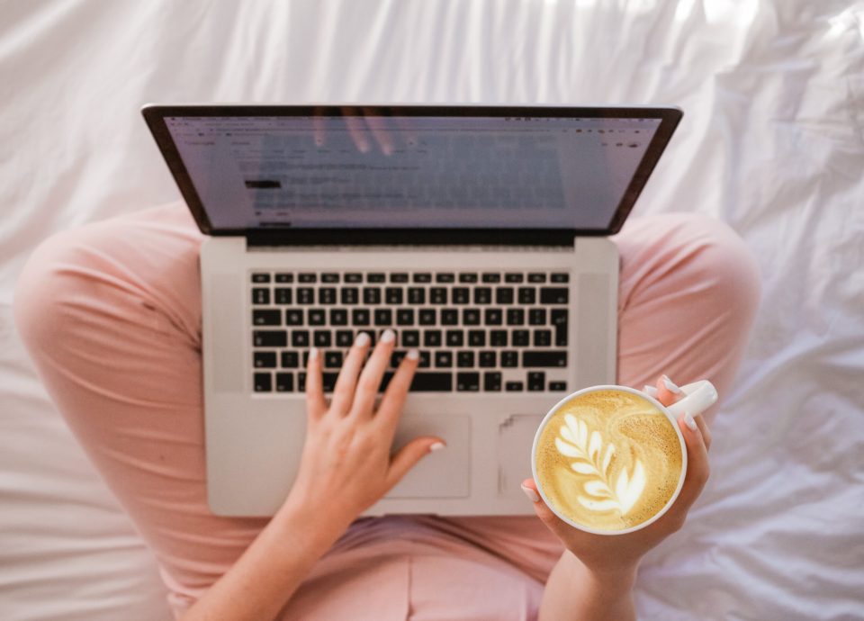 Laptop na firmę w Niemczech. Kobieta korzystająca z laptopa na łóżku w domu.
