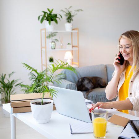 Kobieta pracuje z donu - Dodatek za pracę zdalną w Niemczech - zwrot podatku za pracę zdalną