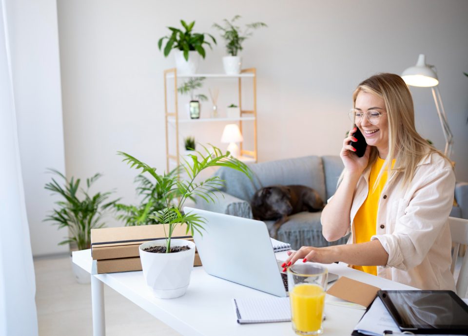 Kobieta pracuje z donu - Dodatek za pracę zdalną w Niemczech - zwrot podatku za pracę zdalną