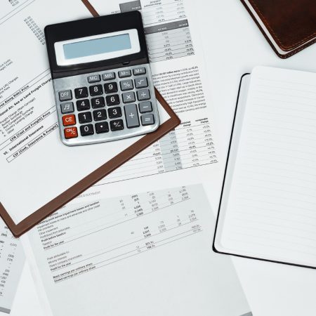 Dokumenty i kalkulator na biurku - jak wygląda faktura niemiecka