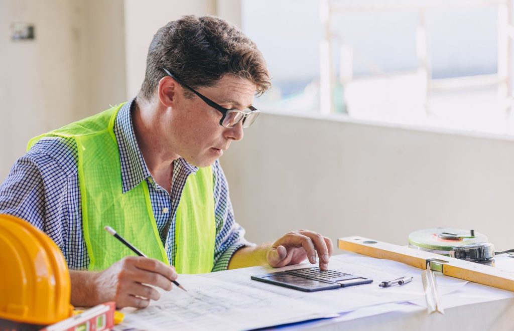 Pracownik przygotowuje fakturę za usługi budowlane dla Niemca