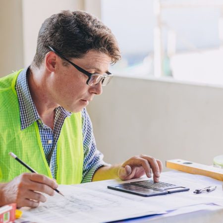 Pracownik przygotowuje fakturę za usługi budowlane dla Niemca