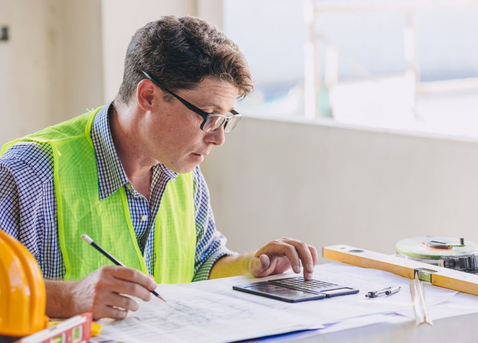 Pracownik przygotowuje fakturę za usługi budowlane dla Niemca