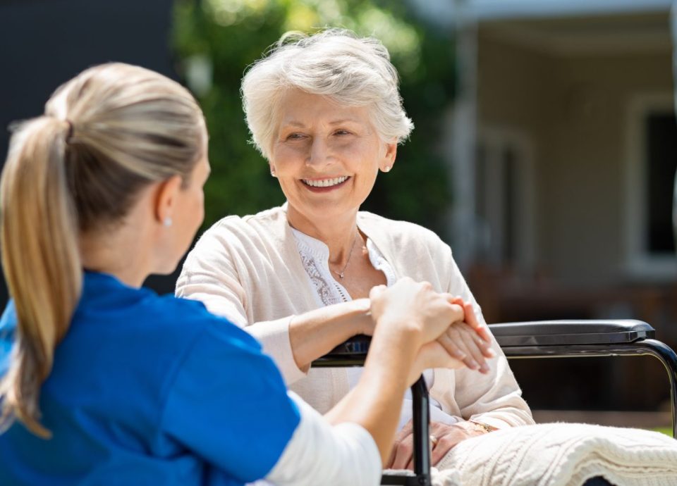 Seniorka, której należy się zasiłek pielęgnacyjny w Niemczech, jest pod opieką młodej kobiety