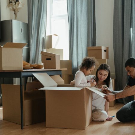 Rodzina pakująca rzeczy podczas przeprowadzki w Niemczech - możliwość odliczenia kosztów przeprowadzki (Umzugskosten) od podatku