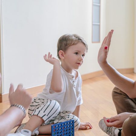 Rodzina spędzająca czas z dzieckiem w domowym zaciszu. Bezpieczeństwo finansowe i wsparcie dzięki uldze Kinderfreibetrag w Niemczech.
